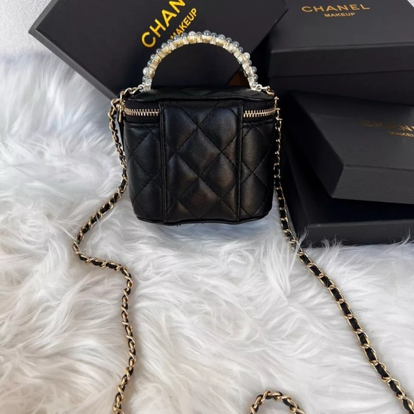 Black Quilted mini vanity with Gold chain
๐ค๐ค๐ค๐ค - Picture 5 of 9